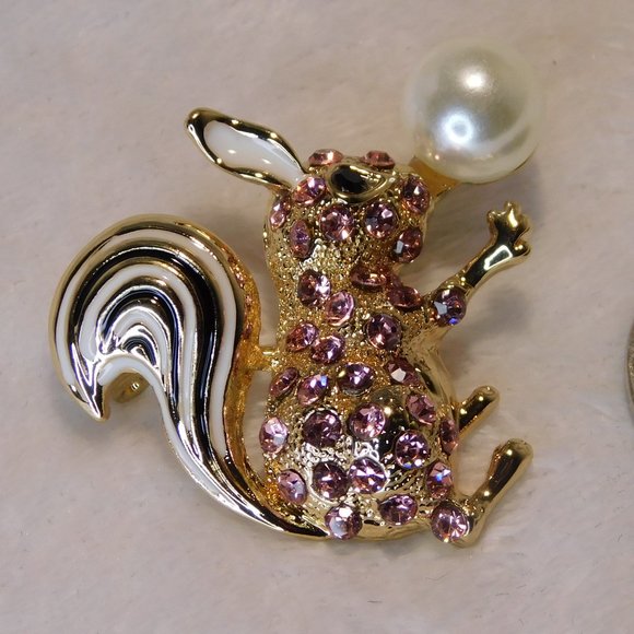 Squirrel Gold Tone Pin - Picture 5 of 11